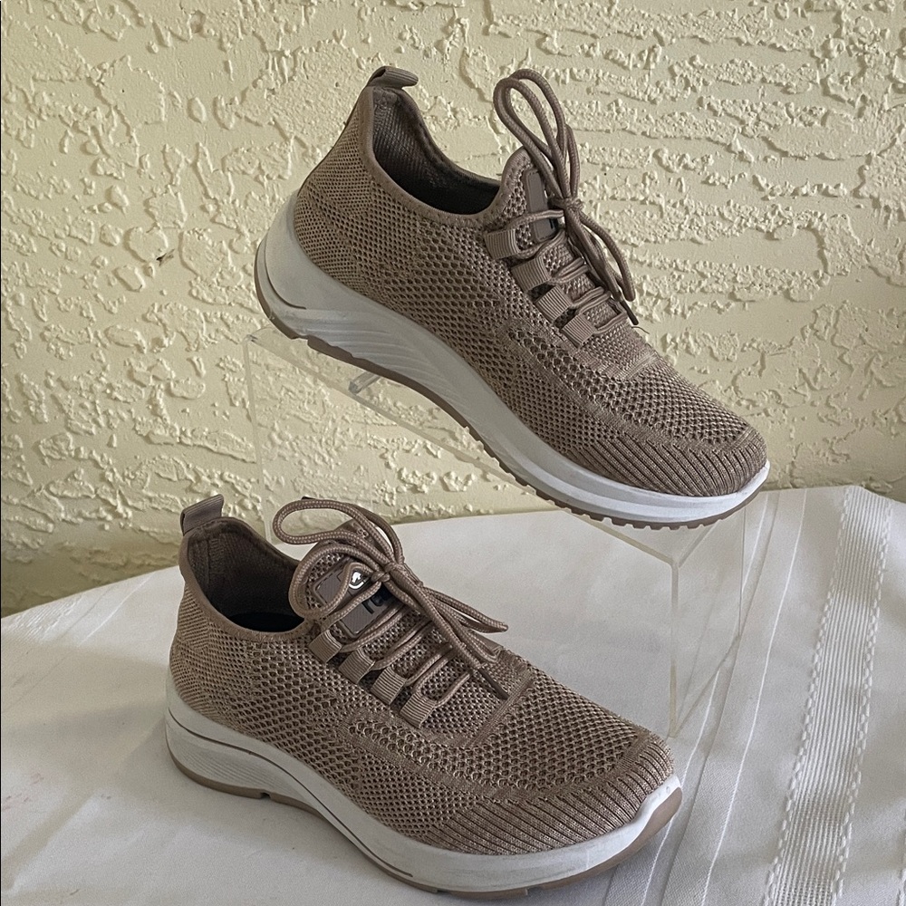 FORMFIT PERFORMANCE CONTOURED FOOTBED Women's Sneakers SIZE: 7.5